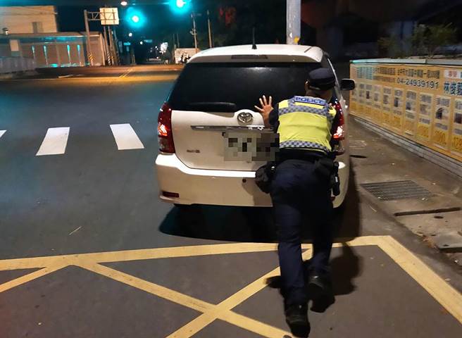 林姓婦人車輛故障，停在路中央，中市警局霧峰分局萬豐派出所員警剛好巡邏經過，立即化身綠巨人浩克，幫忙將車推至路旁。（霧峰分局提供／黃國峰台中傳真）