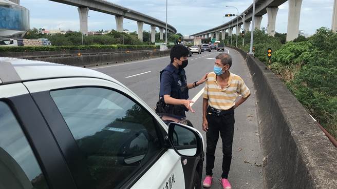桃园市平镇区1名老翁为了访友意外走上国道。（翻摄照片）