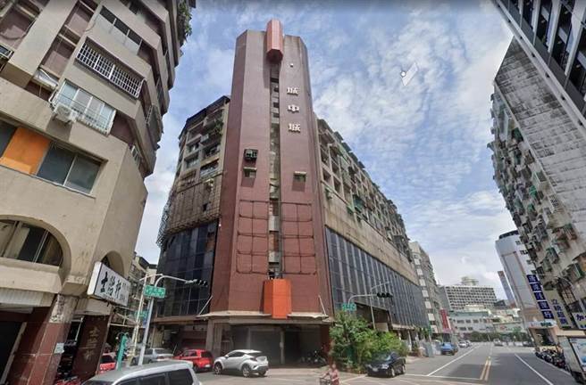 对比昔日繁华盛况，如今城中城沦为「高雄第一鬼楼」。（图／翻摄GoogleMap）