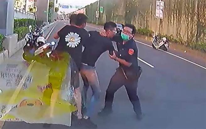 新北市20岁蔡姓男子本月7日骑车载20岁陈姓友人行经三重环河南路时，发生车祸，警方和消防人员到场后，2人因不满警消态度，当眾与对方扭打，造成警消多处挫伤、骨折。检方今侦结，起诉蔡男和陈男，并请求法院从重量刑。（蔡雯如翻摄）