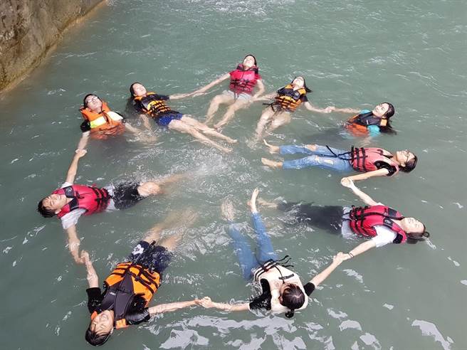 到茶山部落的瀑布体验玩水、抓溪虾鱼。（嘉义县政府提供）