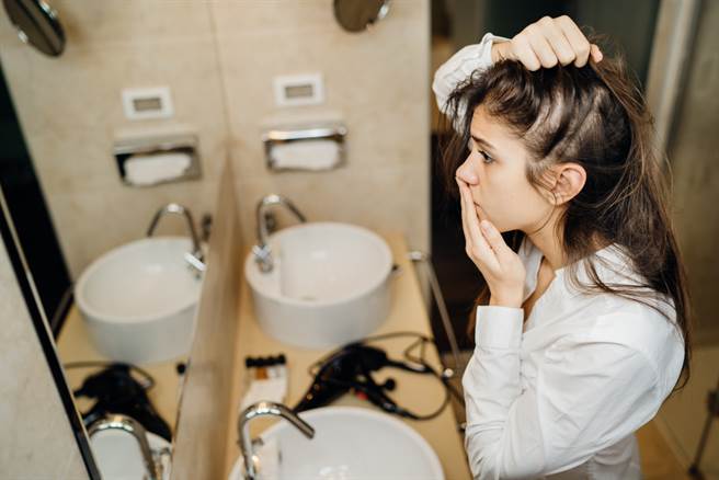 驚！若頭皮長出這東西 醫：掉髮就無法再長了。(示意圖/Shutterstock)