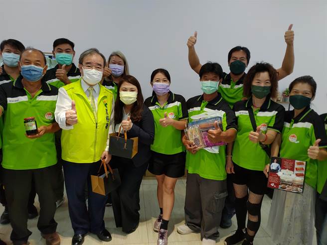 在农粮署长胡忠一（前排左二）见证下，由枋寮11个品牌联合成立的枋寮940通过「支持台湾稻农决议文」，推出「台湾米料理」力挺台湾稻农。（谢佳潾摄）