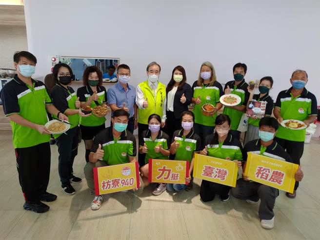 在农粮署长胡忠一（后排左五）见证下，由枋寮11个品牌联合成立的枋寮940通过「支持台湾稻农决议文」，推出「台湾米料理」力挺台湾稻农。（谢佳潾摄）