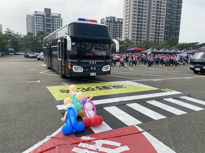 现场运用大型警备车及公车，分别动态演示在危险情境下安全骑乘方式。（台中市警察局提供／张妍溱台中传真）