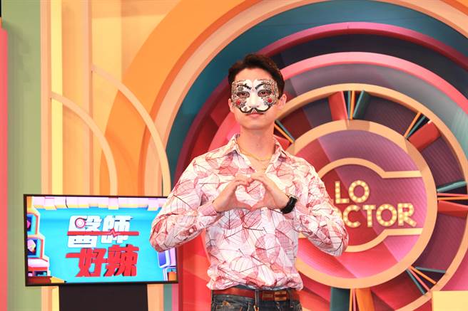 楊昇達日前自曝罹患顏面神經失調，今天戴面具錄影。（東森綜合台提供