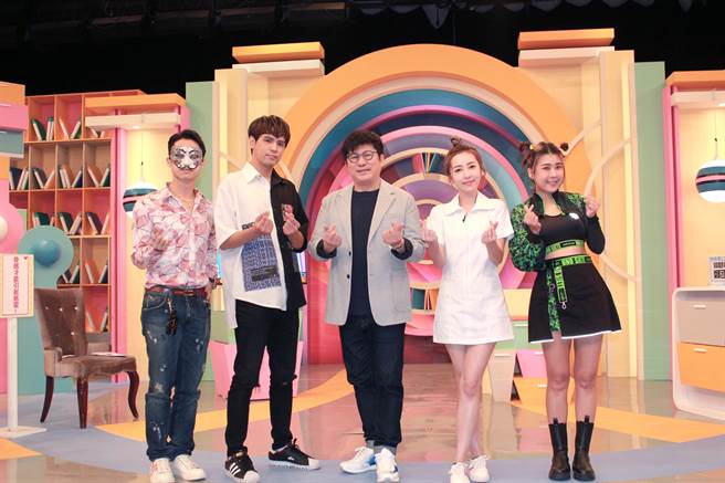 楊昇達（左起）、陳零九、胡瓜、五熊、木星在《醫師好辣》節目中一起聊健康。（東森綜合提供）