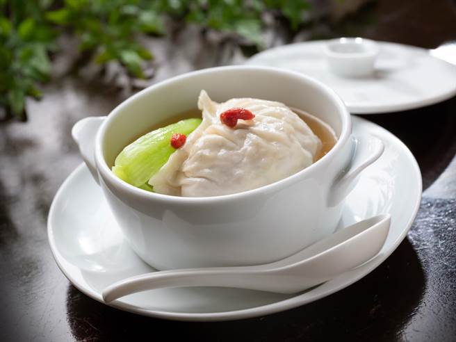 「燕窝灌汤饺」包着鲜美汤汁精华及龙虾、干贝等海鲜内馅。（台北文华东方酒店提供）
