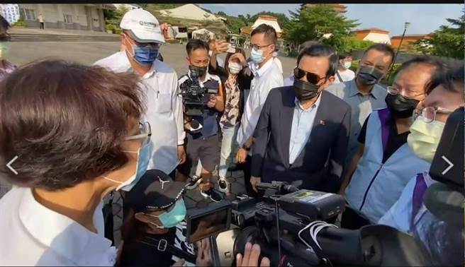 家住彰化的林姓女子15日下午在殡仪馆半路拦下前往罹难者联合灵堂致意的前总统马英九陈情。（石秀华摄）