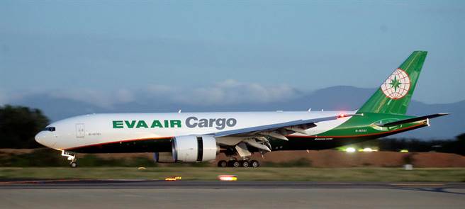 长荣航空新购入的波音777F货机（机身编号B-16787）15日抵台，在取得适航证明后就可以投入货运行列。（范扬光摄）