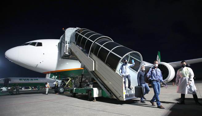 美籍机组员下机后，随即搭乘晚间班机返美。（范扬光摄）