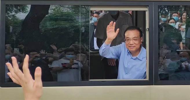 李克强视察广州中山大学。（截自微博）