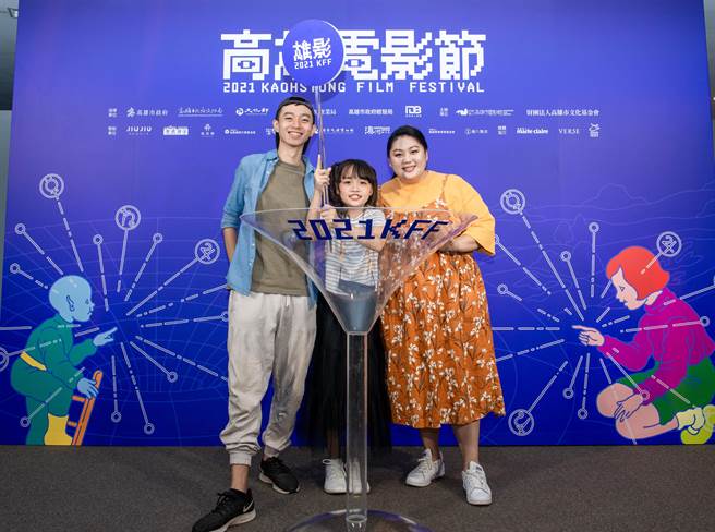 導演林亞佑（左起）、童星辰辰、蔡嘉茵出席雄影開幕式。（高雄電影節提供）
