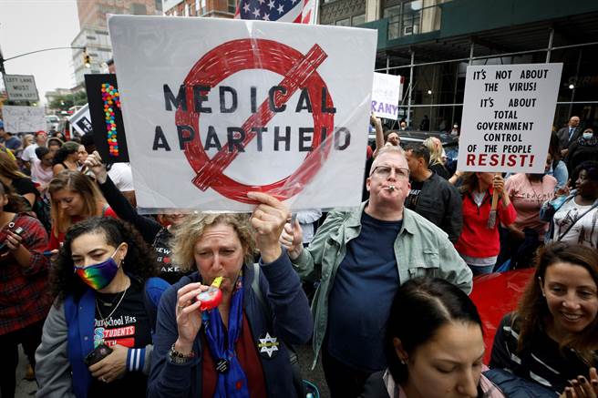 纽约布鲁克林区反对要求学校教师与教职员接种疫苗的抗俄者。（图／路透）