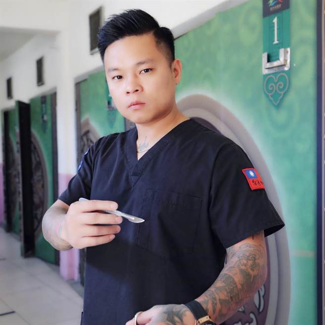 知名遗体修復师陈修将是「76行者」团队召集人，近日却疑似涉入金钱纠纷，今天凌晨其女友更全身伤陈尸埔心摩铁房内，检警认为他涉有重嫌，侦讯后当庭逮捕漏夜侦办中。（摘自脸书／谢琼云彰化传真）