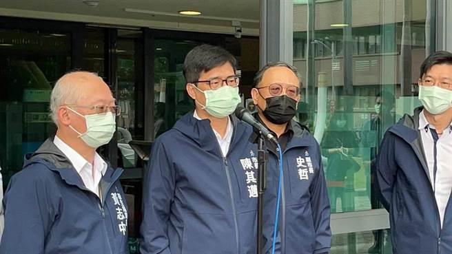 高雄巿长陈其迈15日到医院探视城中城伤者，并接受联访。（曹明正摄）