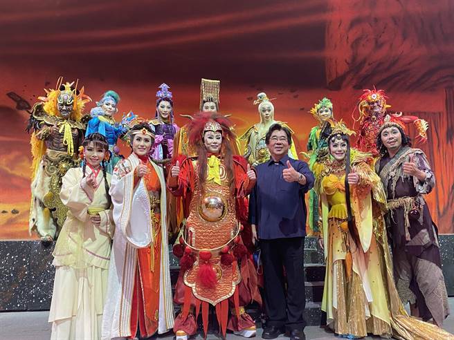 台南市文化中心37周年馆庆，明华园戏剧总团带来阔别舞台10年以上的经典大戏《蓬莱仙岛-汉锺离》。(曹婷婷摄)