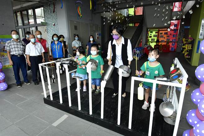 彰化縣長王惠美與小朋友一起慶祝幼兒園正式營運招生。（謝瓊雲攝）