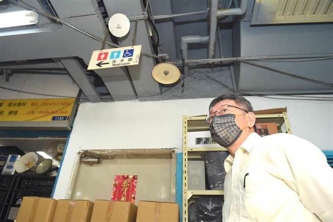 柯文哲今前往西寧国宅视察。（北市府提供）