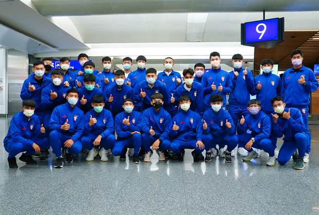 中華男足U23代表隊15日晚間飛往吉爾吉斯前，於桃園機場合照。（中華足協提供）