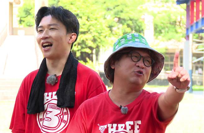 《综艺3国智》的主持群纳豆（右）、张立东与来宾一起闯关玩游戏。（台视提供）