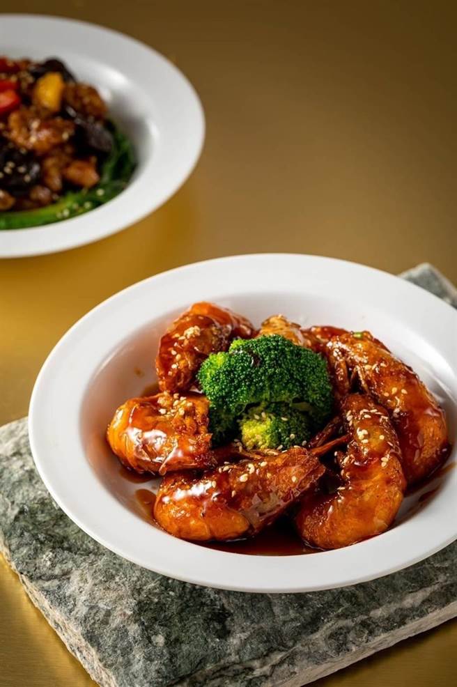 台中銅鑼灣港式餐廳十月份單點菜單全面更新，圖為茄汁煨大蝦。（圖／業者提供）
