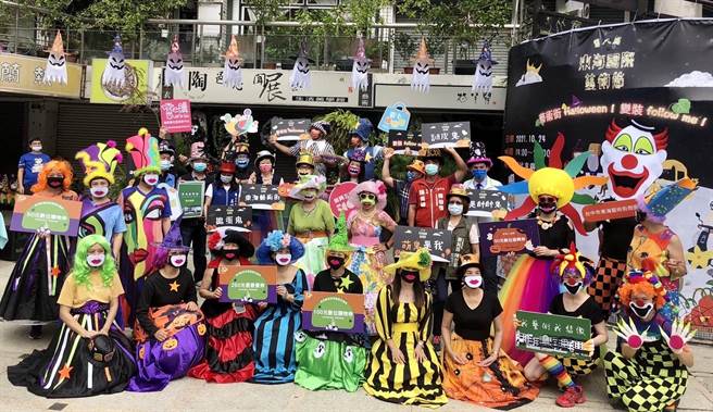 收集满8枚活动图章，即可兑换万圣节活动纪念品。（台中市政府提供）