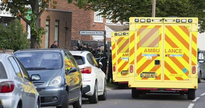 英国保守党国会议员顏敏时在他英格兰东南部选区参加活动时，遭人持刀攻击。（图／美联社）