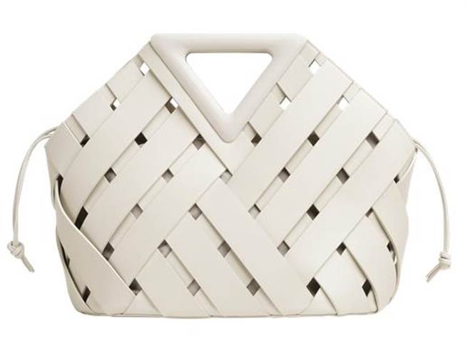 微风信义首四日独家BOTTEGA VENETA POINT亮面小牛皮宽编织托特包，11万9100元。（微风提供）