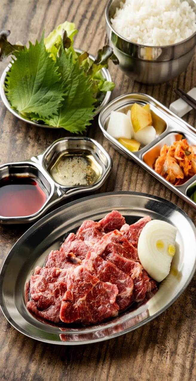 微风信义新柜「烧肉励志」趁周庆登场。（微风提供）