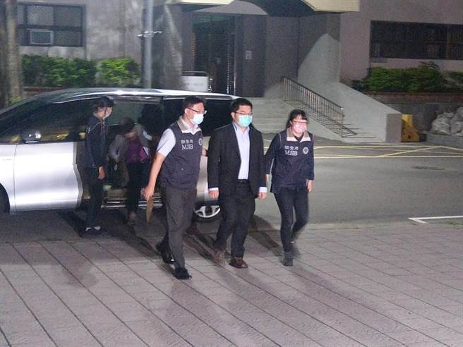 东洋总经理施俊良晚间移送士林地检署。（陈鸿伟摄）