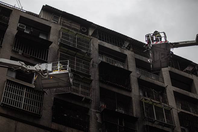 鹽埕區城中城大火害死46命，嫌疑人黃格格15日晚間遭高雄地院裁定羈押禁見。（袁庭堯攝）