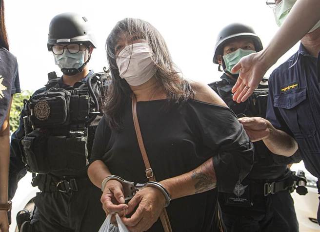 鹽埕區城中城大火害死46命，高雄地院表示嫌疑人黃格格始終否認犯行且供詞反覆，無業的她面臨巨額賠償，恐有逃亡動機15日晚間遭高雄地院裁定羈押禁見。（袁庭堯攝）