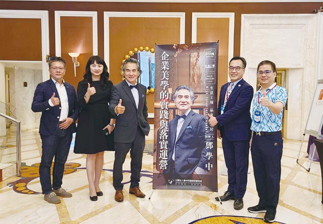 鄧學中（左三）赴台中市建築經營協會分享企業之美學經營，透露將再創新品牌「Miix Sense鄧學中家居選品店」，第一家200坪實體店將在台中開幕。圖／王妙琴