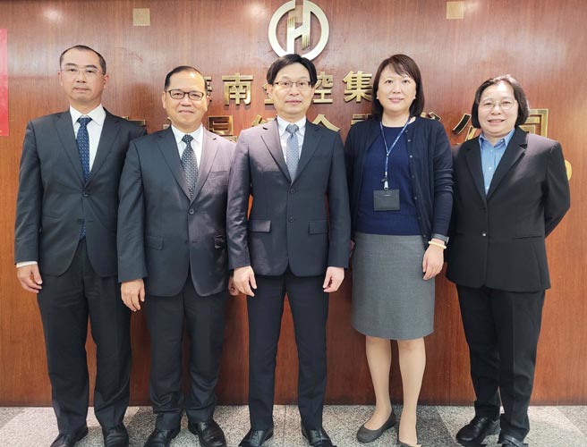 华南永昌证券经营团队，董事长黄进明（中）、总经理林长庆（左二）、执行副总经理锺选凤（左一）、执行副总经理刘维寧（右二）、执行副总经理王雅佩（右一）。图／公司提供