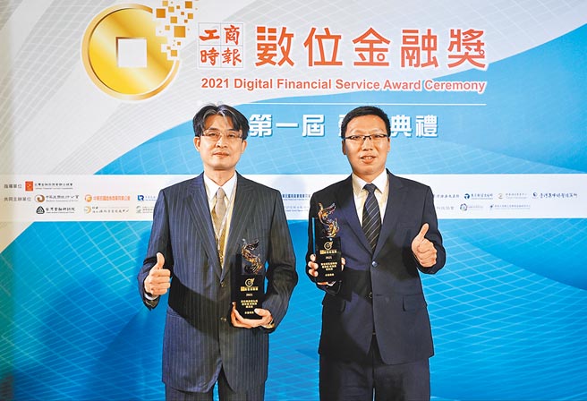 永豐期貨積極推動數位轉型，數位重要推手總經理室副總經理陳清德（左）及賈景陽（右）。圖／公司提供