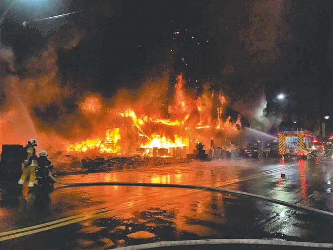 有40年歷史的高雄城中城大楼14日凌晨突然从一楼店面窜出大火，火势一发不可收拾（见图），警消全力抢救，但住户逃生不及，酿46死、41伤惨剧。（高市消防局提供／袁庭尧高雄传真、中央社）