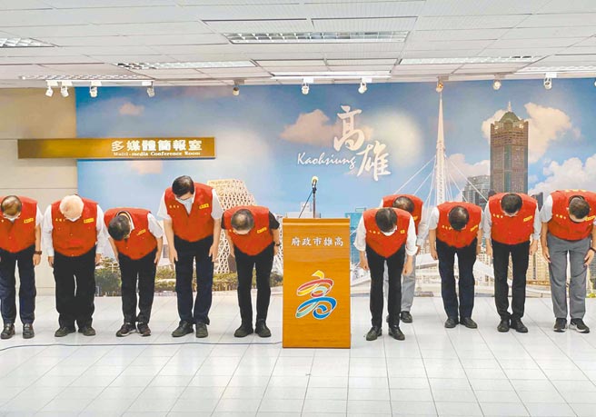 针对城中城恶火，高雄市长陈其迈（前排一）14日晚间两度90度鞠躬致歉，强调「不会迴避责任」。（高市府提供／柯宗纬高雄传真）