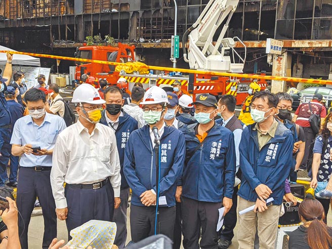 高雄城中城大火，内政部长徐国勇、高雄市长陈其迈、消防局长李清秀、警察局长黄明昭等人到场关切救灾进度。（曹明正摄）