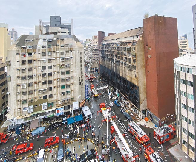 发生大火的「城中城」大楼，40年前曾是高雄市最繁华的大楼。  (中央社)