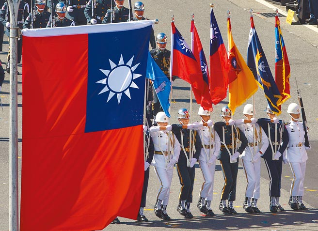 图为今年10月10日国庆大会上三军仪队演出。（本报资料照片）