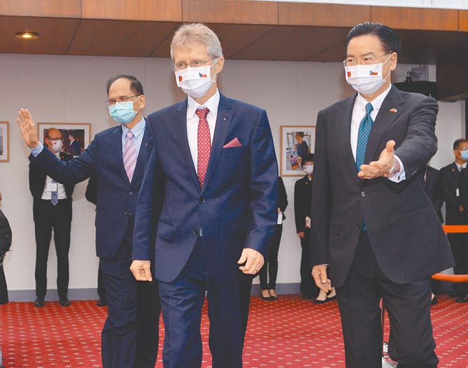 捷克议会邀请我外交部长吴钊燮（右）前往访问。图为2020年捷克参议院议长韦德齐（中）访台。（本报资料照片）