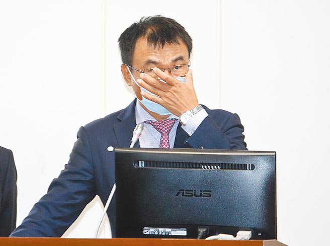 針對農委會加碼推出的農遊券中籤率偏低，主委陳吉仲14日在立法院表示「真的很不好意思」（姚志平攝）