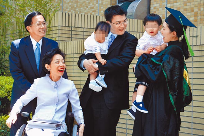 遭批权贵犯罪的前总统陈水扁家族官司，除了亲家赵玉柱父子的台开案，保外就医中的阿扁还有5件官司未审结，扁因为有医院的证明，法官也只能继续让扁涉案部分停止审理，这也创下《刑事妥速审判法》实施11年来，迄今拖延诉讼最久的司法纪录。（本报资料照片）