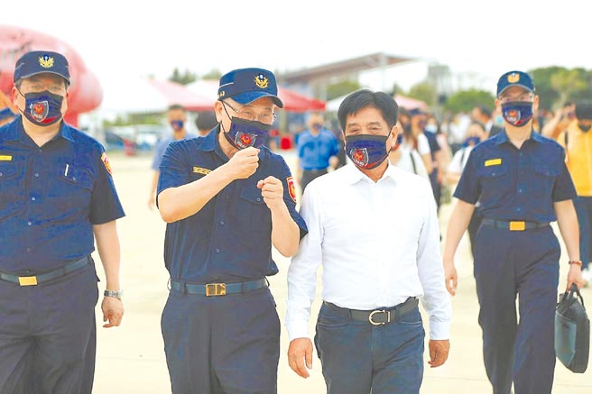 立法院内政委员会昨由召委吴琪铭（右二）率队，视察警政署反恐训练中心。警政署长陈家钦（左二）向立委等人介绍警方反恐装备、训练项目。（警政署提供／胡欣男台北传真）