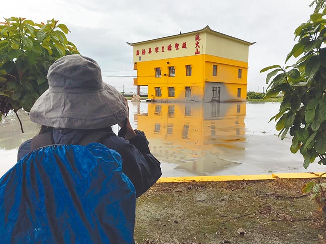 屏东万丹泥火山喷发，各地民眾蜂拥而至抢看奇景。（谢佳潾摄）