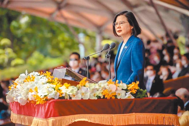 近日总统府透过特定媒体释放国庆文告内幕新闻指出，蔡英文打中华民国包容牌未被年轻幕僚接受，最后搬出「马英九也是我们的国民啊」，媒体形容情境颇为传神「就这一句话，快要翻桌的年轻幕僚群瞬间静音」。（图/取自总统府）