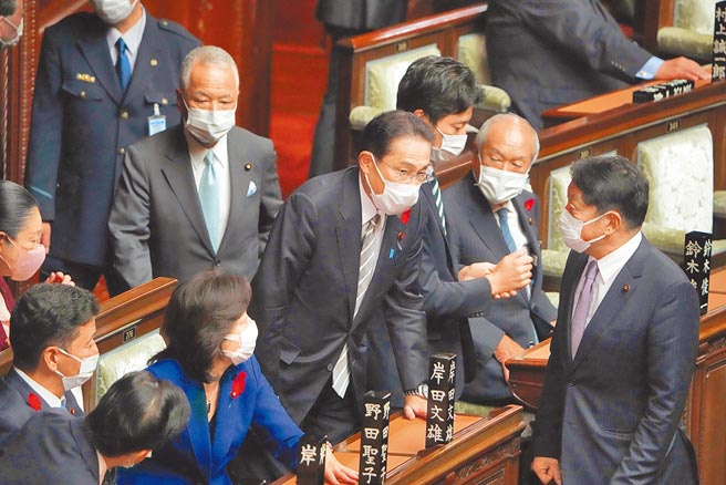 自民党为了应对中国扩军及朝鲜飞弹威胁，在安保领域提出了鹰派色彩很浓厚的政见，一旦选后予以落实，将会对东亚安全局势影响甚鉅。图中为日本首相自民党总裁岸田文雄。（美联社）