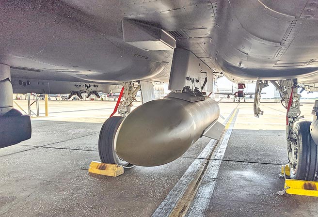 美国空军证实，空军试联队一架F15E战机上周在佛罗里达州埃格林空军基地成功投掷GBU-72/B新型地堡/掩体炸弹。专家认为，这款炸弹可能是用来对付朝鲜或伊朗的地下核设施。图为重5000磅（2268公斤）的GBU-72/B。（摘自美国空军官网）