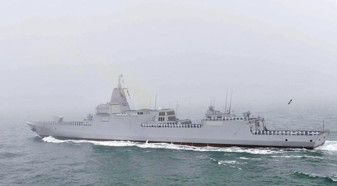 日本海上自卫队11日下午1时发现中国大陆海军6艘作战舰船在对马海峡西南方向约320公里处朝向东北往日本海航行。中共解放军编组舰队在台湾北方的行动，是马晓光所谓针对「新两国论」的威慑吗？图为解放军海军万吨大型驱逐舰「南昌号」。（新华社资料照片）